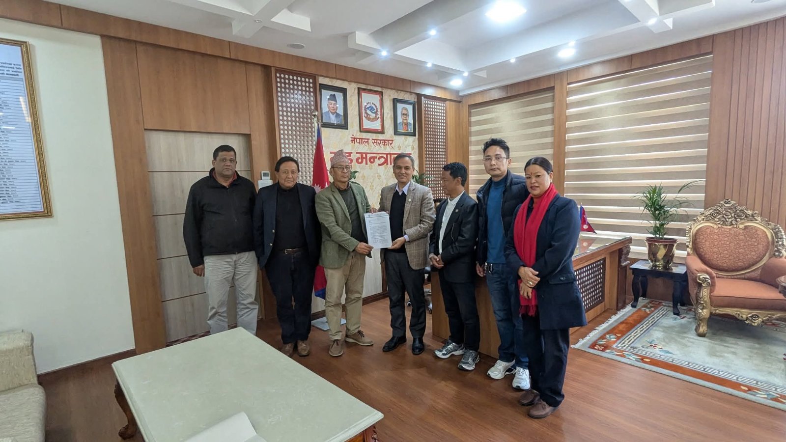 गोर्खाहरूले आसन्न निर्वाचनमा बेलायतबाटै मतदान गर्न पाउनुपर्ने माग गृहमन्त्रीसमक्ष जोडदार रूपमा राखे