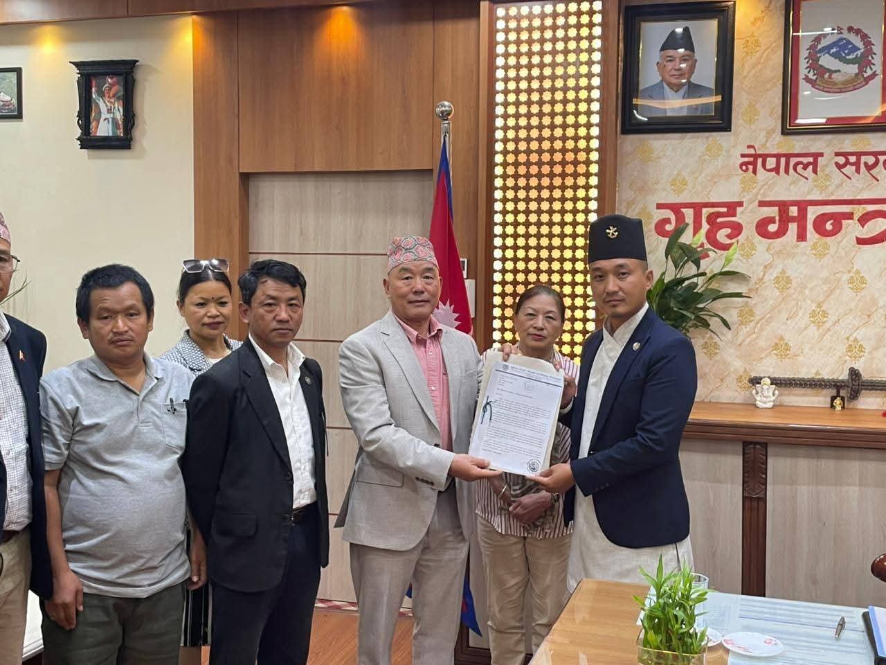ब्रिटिस गोर्खाहरूद्वारा नागरिकता निरन्तरताको मागसहित गृहमन्त्री गुरुङसमक्ष ज्ञापनपत्र बुझाइयो